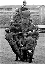 Billedarkiv: 10 soldater på en Nimbus 1964